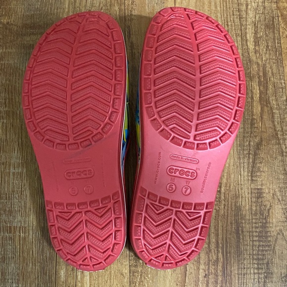 CROCS Red tropical print Slide Sandals size women’s 7 - Picture 8 of 9